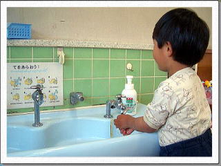 手を洗っている写真