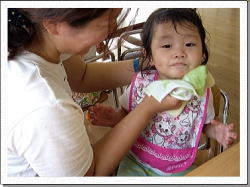 顔を拭いてもらっている写真