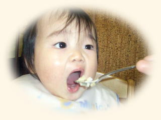 離乳食を食べる写真