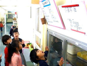 廊下で献立を見ている写真