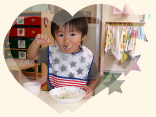 スプーンで食べている写真