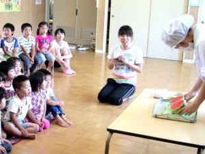 スイカを切っている写真