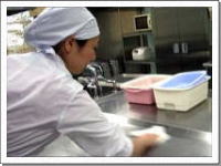 調理台を消毒している写真