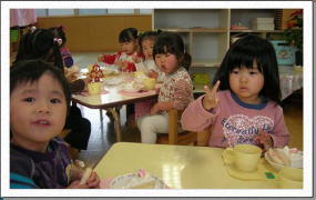 友だちと食べている写真