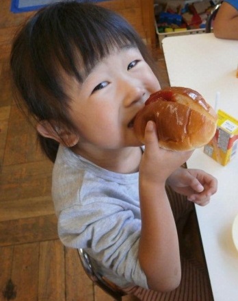 女の子が食べている写真