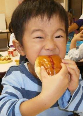 男の子が食べている写真