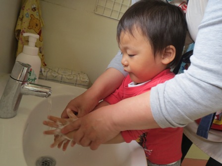 手を洗っている写真