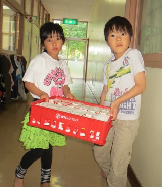 牛乳パックを運ぶ写真