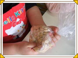 大豆をつぶす写真