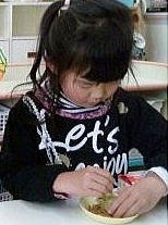 飾りつけをしている写真