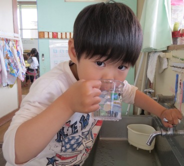 うがいをしている写真