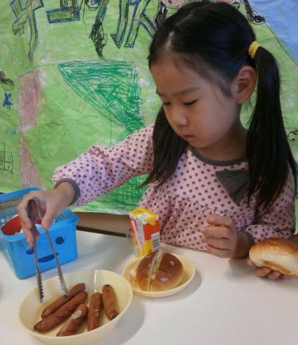 ウインナーを挟む写真