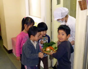 野菜を運んでいる写真