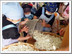 切った大根をざるに入れる写真