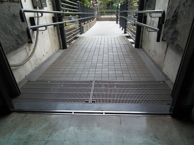 駐車場側入り口段差の様子