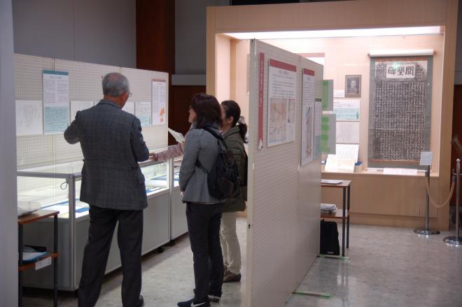 平成29年度千葉市史ミニ企画展示ボランティア解説風景