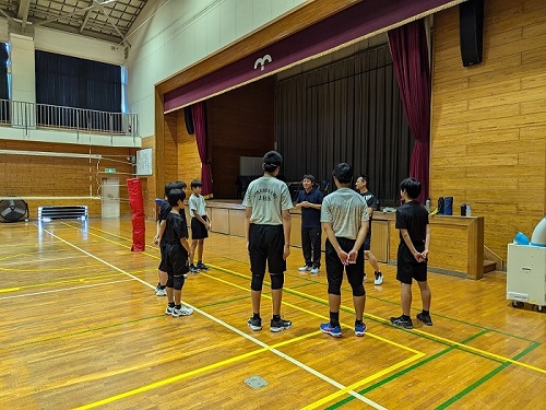 土気南男子バレーボールクラブで指導する東京ガスライフバル千葉