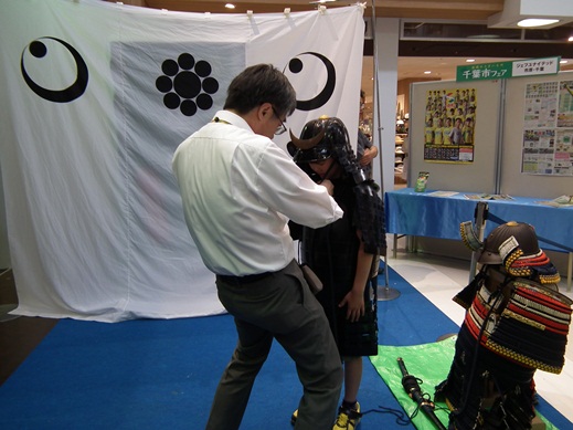 鎧をつけているところ