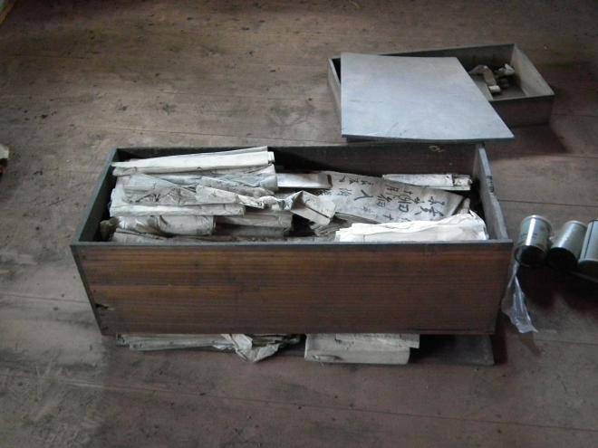 木箱に入った古文書類