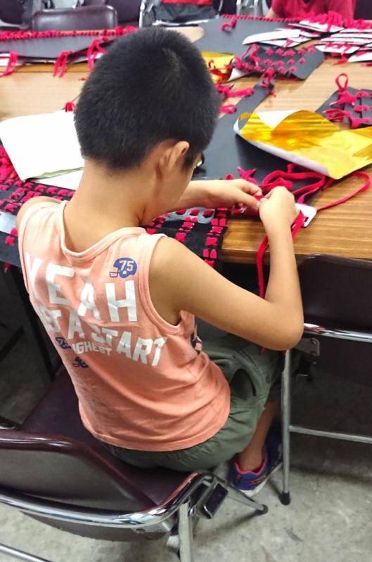 鎧をつっくっているところ