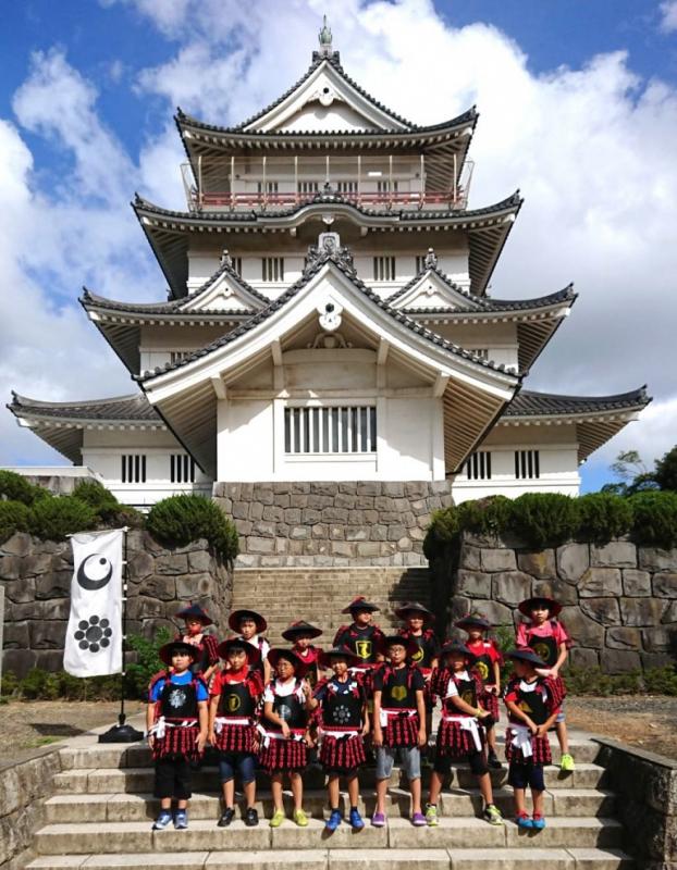 城の前で記念撮影