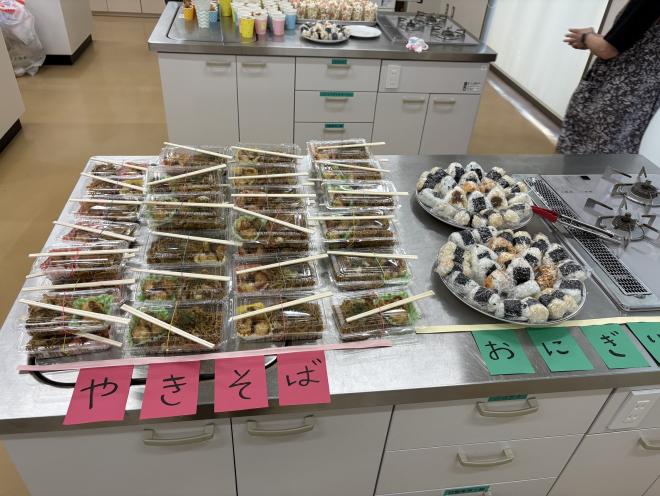 焼きそばとおにぎり