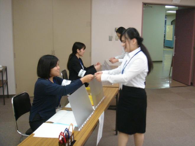 写真_模擬投票の様子