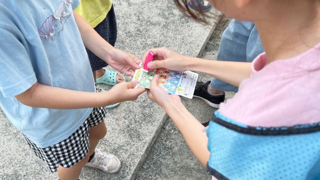 スタンプを押している写真