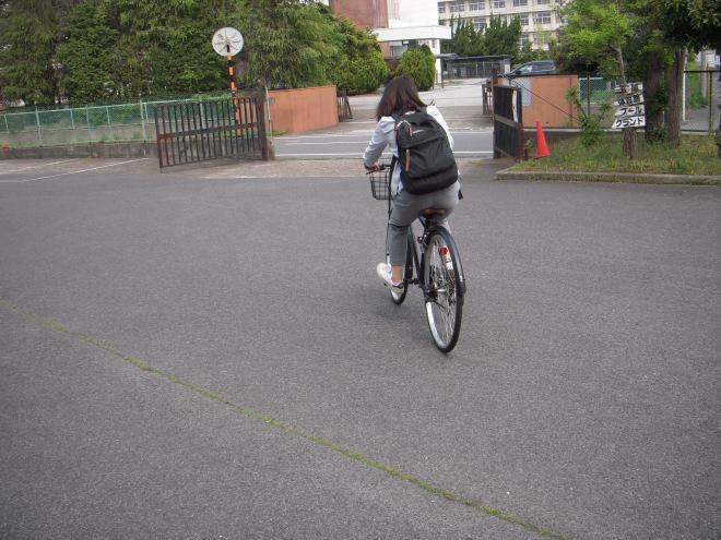 手紙届ける2年生の先生