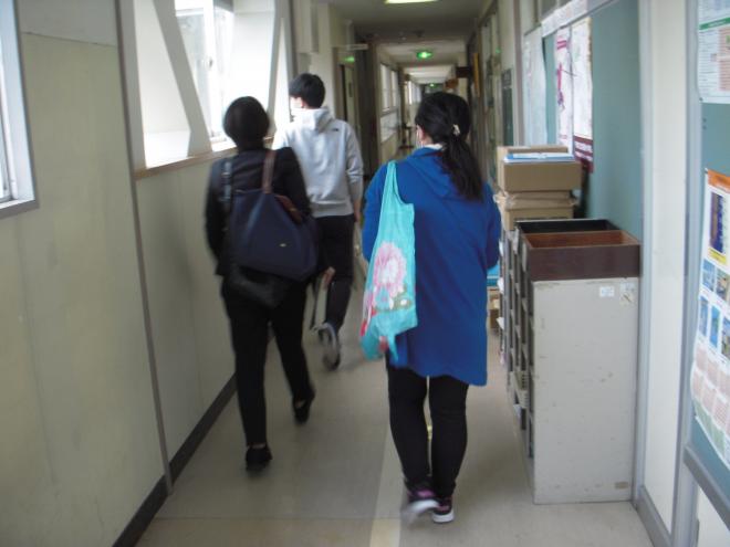 手紙届ける2年生の先生2