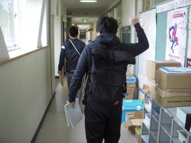 手紙届ける5年生の先生