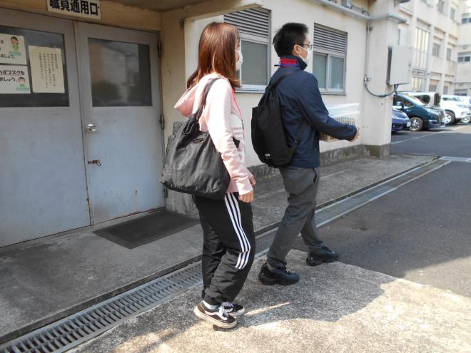 手紙届ける4年生の先生