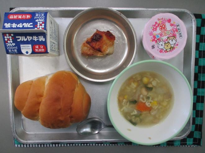 1年生給食風景2