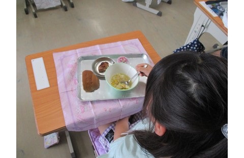 1年生給食風景1