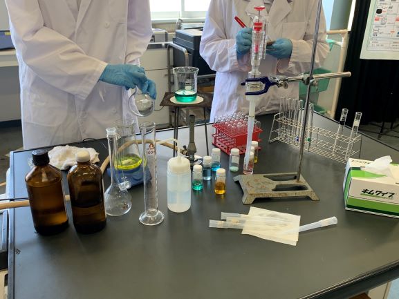 物理化学部の活動の様子