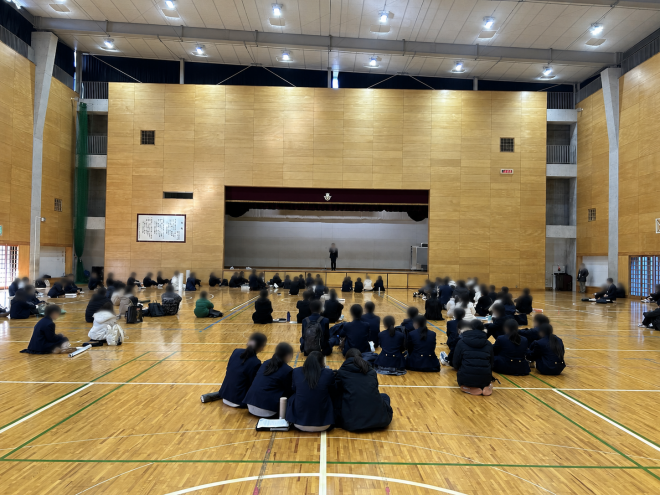 令和6年度CCSS Fairで、体育館内に多数の研究ポスターが並ぶ様子(顔ぼかし加工済み)