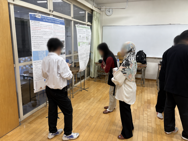 令和7年度CCSS Fairで、教室内の発表者と参加者が交流している様子(顔ぼかし加工済み)
