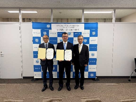協定書を手にした関係者の記念撮影