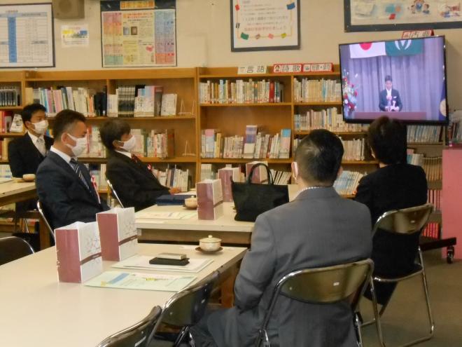 記念式典中の来賓