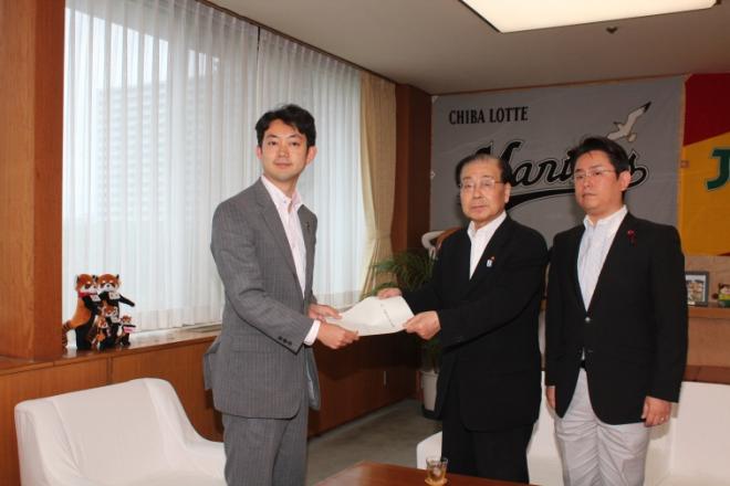 写真熊谷市長に提言書を提出する米持委員長と伊藤副委員長1