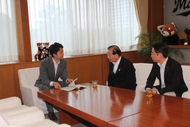 熊谷市長に提言書を提出する米持委員長と伊藤副委員長