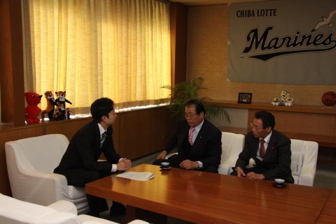 熊谷市長に要望を提出する三須委員長と蛭田副委員長