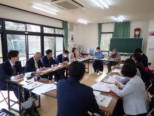 視察の様子（まなびスペースCOCOCARA）1