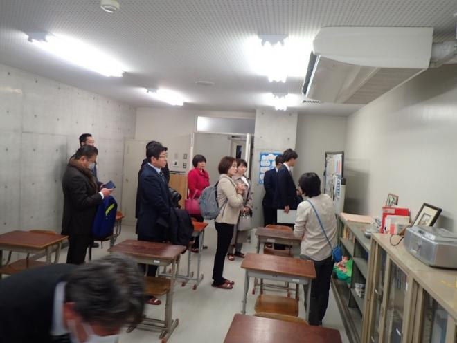 視察の様子（花園中学校）