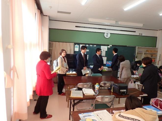 視察の様子（小倉小学校）