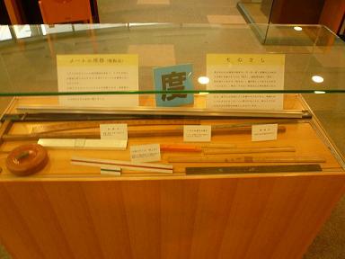 情報プラザの計量器展示ケース1