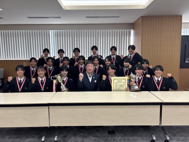 千葉経済附属大学のソフトボール部のみなさん、那須副市長