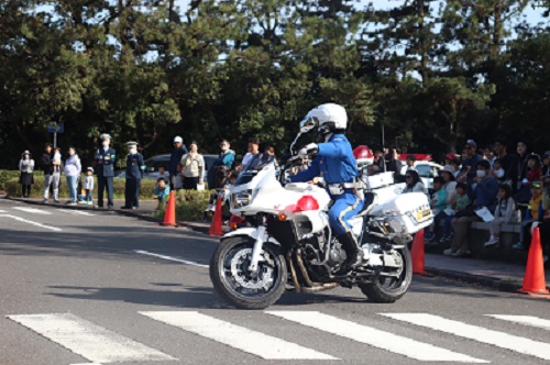 白バイデモ走行