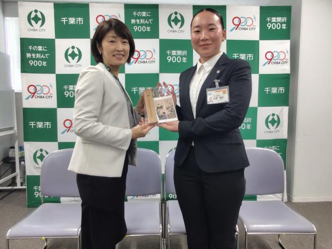 海外協力隊員の方へ記念品を贈呈する様子