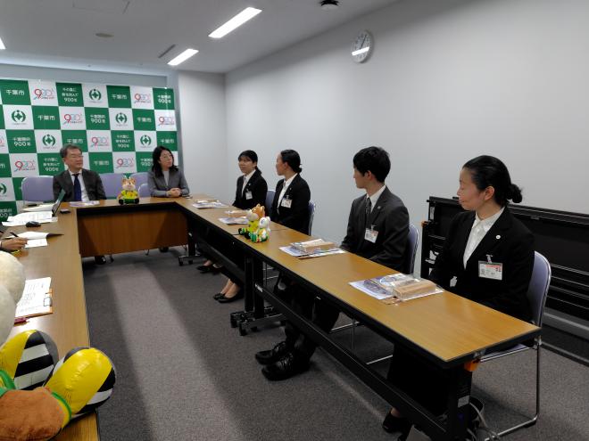 表敬訪問での歓談の様子